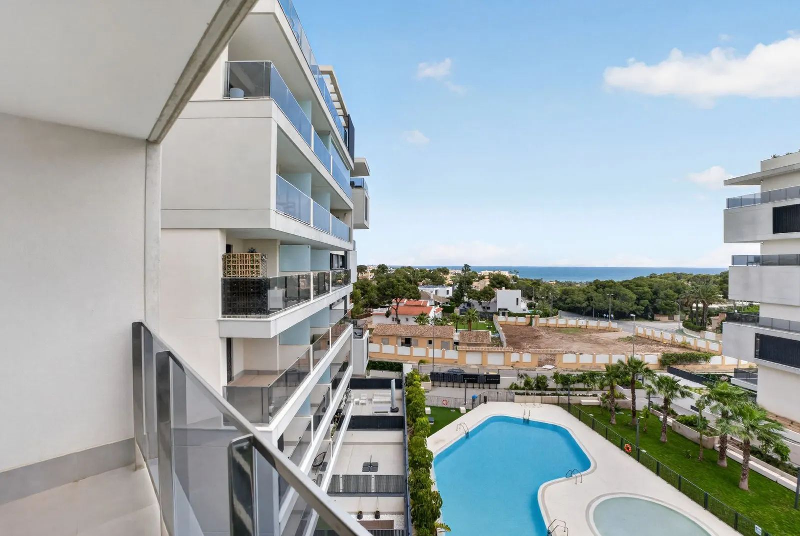 Pools and sea seen from the terrace at Residencial Seagardens